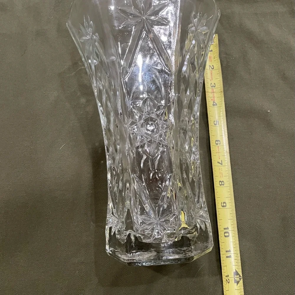 Elegant Clear Glass Vase good condition